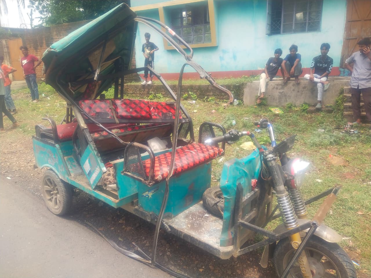हिरणपुर मिशन के पास बोलेरो पिकअप और टोटो में जोरदार टक्कर, बड़ा हादसा टला