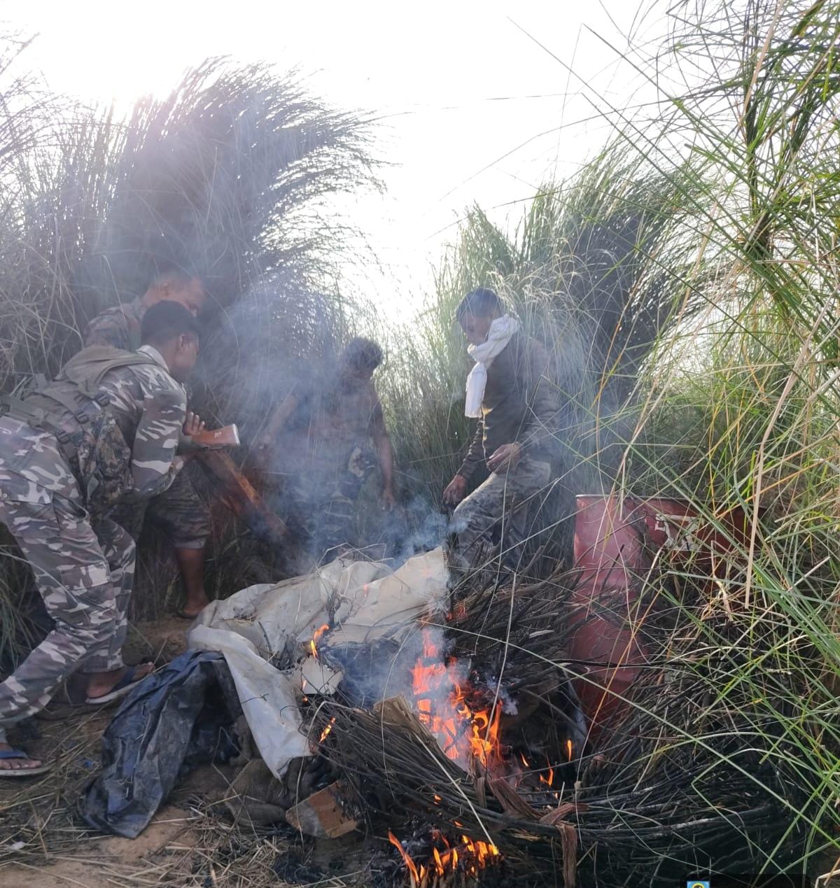 देवरी ओपी पुलिस की बड़ी कार्रवाई: 400 किलो जावा महुआ और शराब बनाने के उपकरण नष्ट
