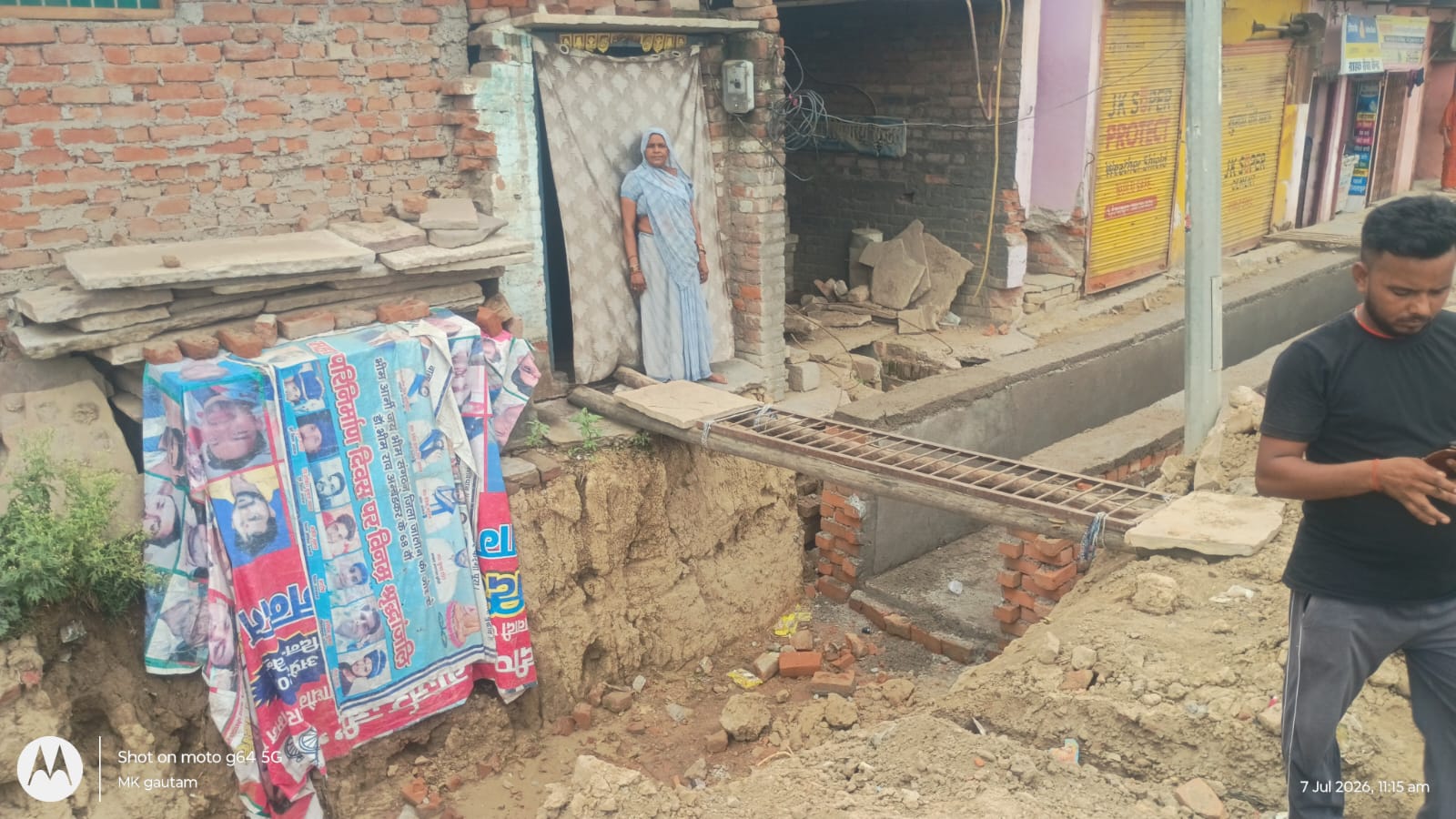 नाला निर्माण अधूरा, जवाब देने वाला कोई नहीं