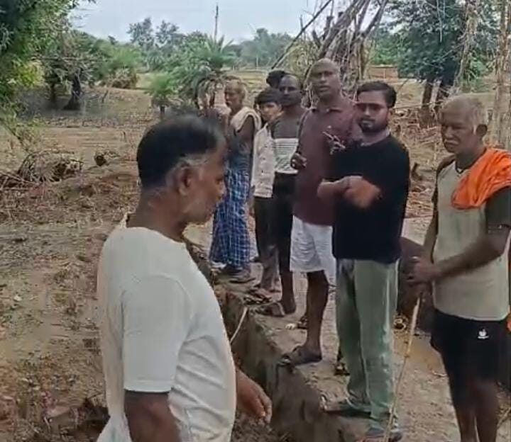मायापुर सड़क और कलभट्ट अधूरा बनने से सड़क गड्ढे पानी में तब्दील ग्रामीण आक्रोश