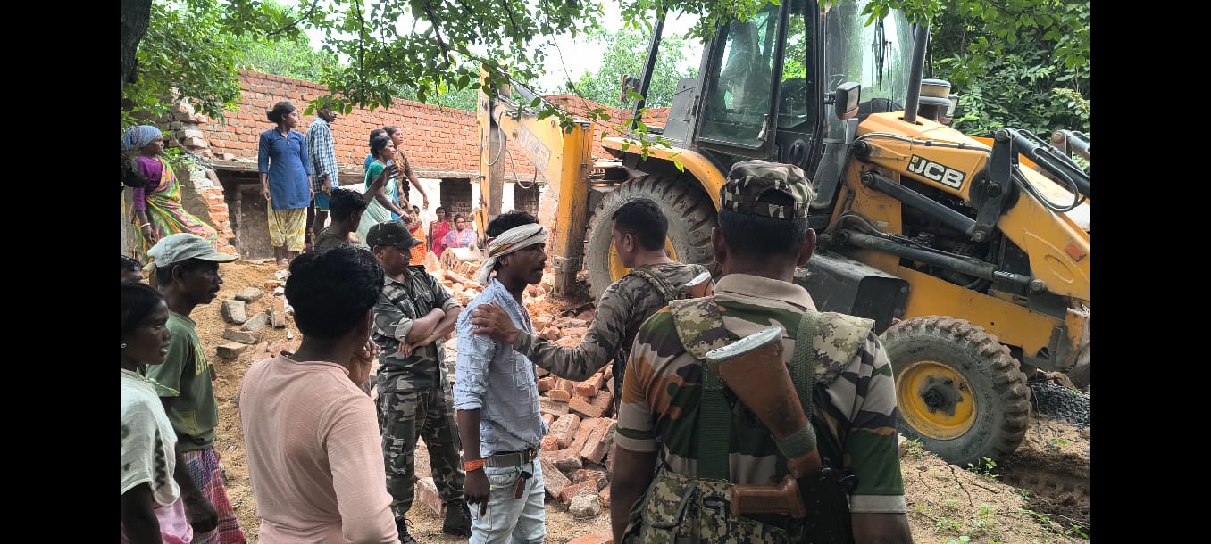 शिकारीपाड़ा में सरकारी जमीन से हटा अवैध अतिक्रमण, अंचलाधिकारी की अगुवाई में चली जेसीबी