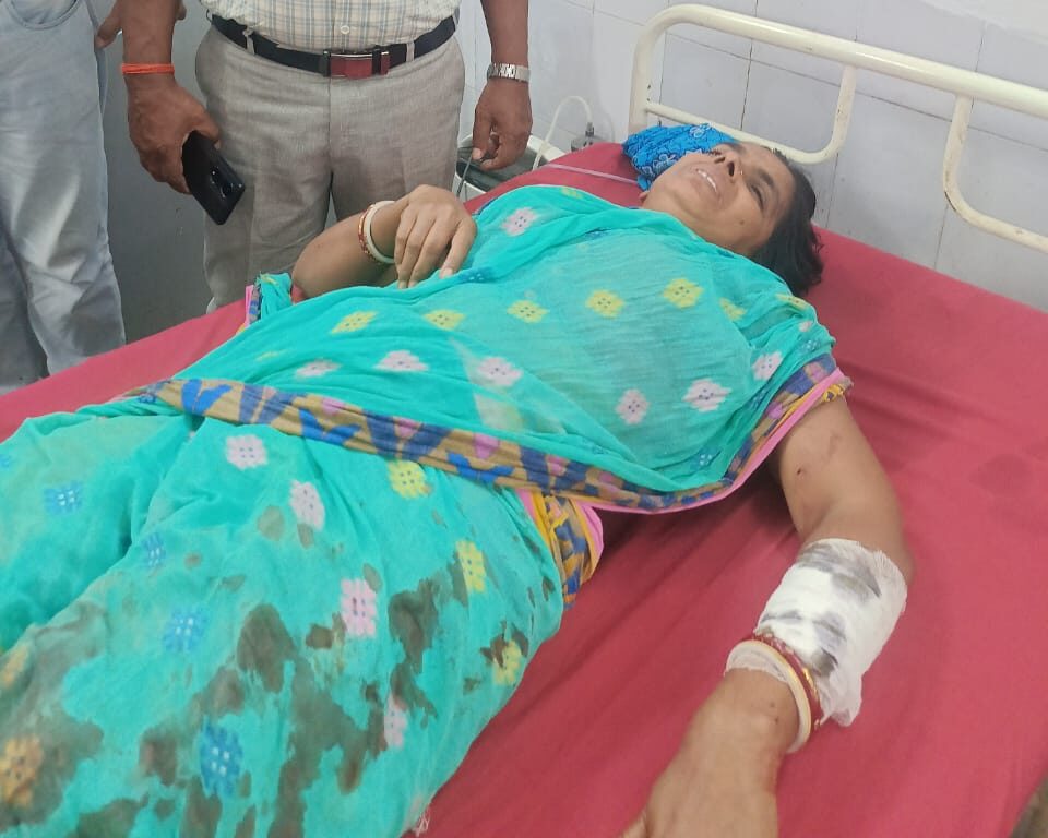 कोर्ट जा रही महिला पर समधी का जानलेवा हमला, आंख में झोंकी मिर्च, ब्लेड से काटा हाथ