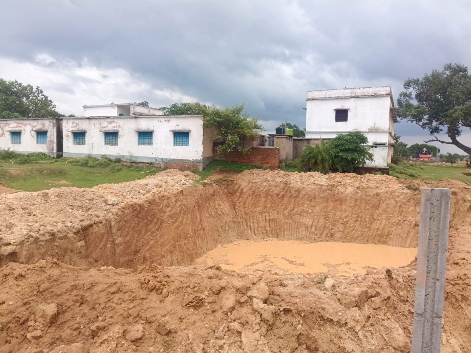 स्कूल के बगल में तालाब खोदे जाने से ग्रामीणों में आक्रोश