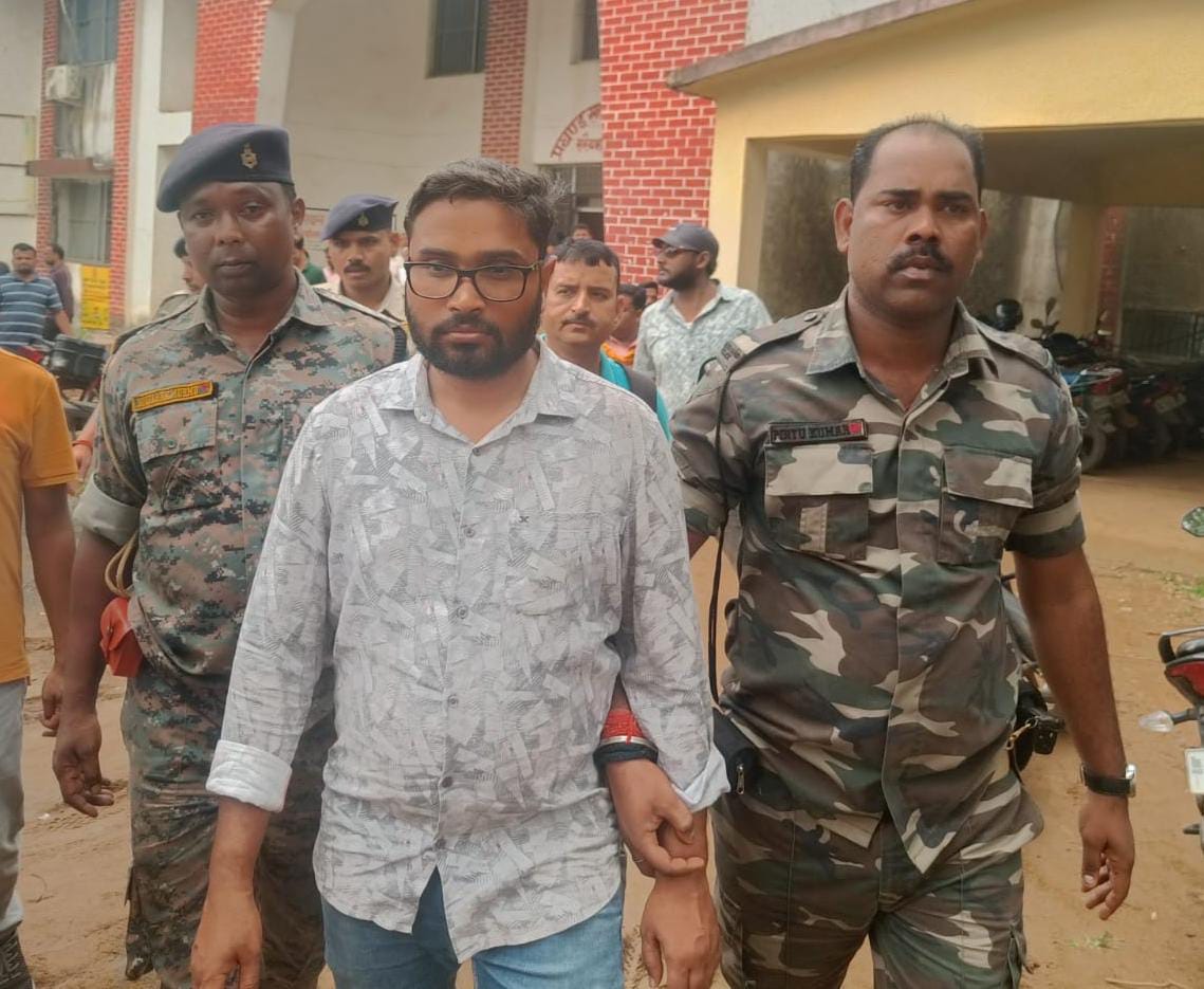 दुमका जिले के सरैयाहाट अंचल कार्यालय में एसीबी ने प्रधान लिपिक आनंद भारद्वाज को ₹5,000 रिश्वत लेते हुए रंगे हाथ गिरफ्तार किया