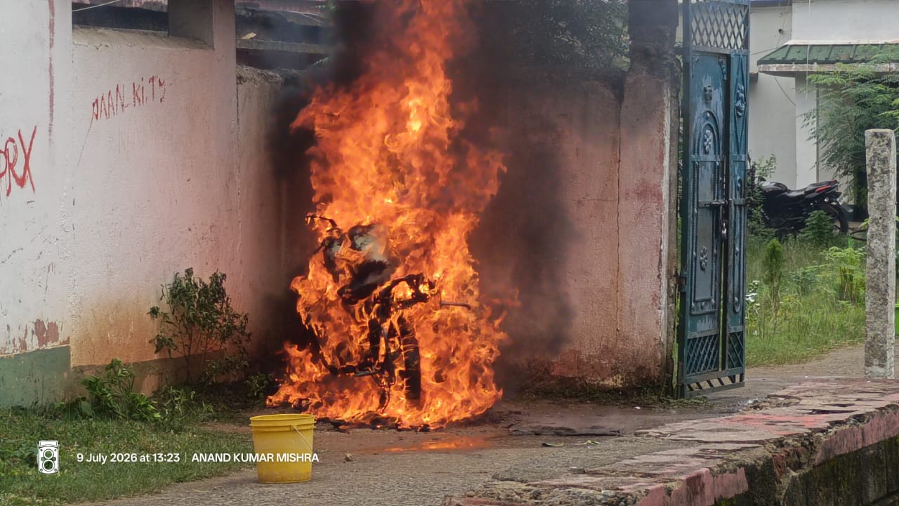 गुरु गोष्ठी के दौरान बालक मध्य विद्यालय परिसर में खड़े होंडा शाइन बाइक में लगी भीषण आग बाइक जलकर हुआ राख