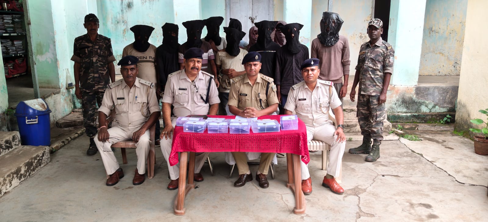 देवघर पुलिस की बड़ी कार्रवाई: 11 साइबर अपराधी और एक किशोर गिरफ्तार