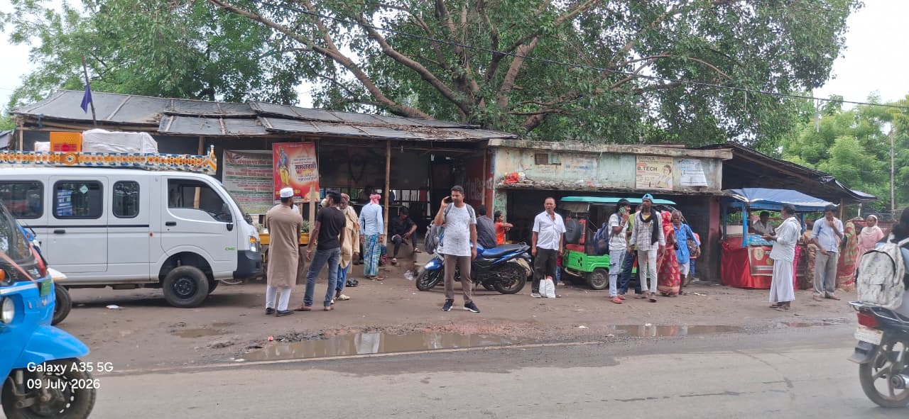 बौंसी को अब भी आधुनिक बस स्टैंड का इंतजार, सड़क किनारे बस पकड़ने को मजबूर हैं यात्री