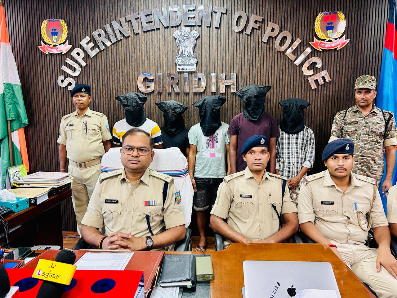 10 मोबाइल फोन, 13 सिमकार्ड, 1 लैपटॉप, 4 मोटरसाइकिल बरामद