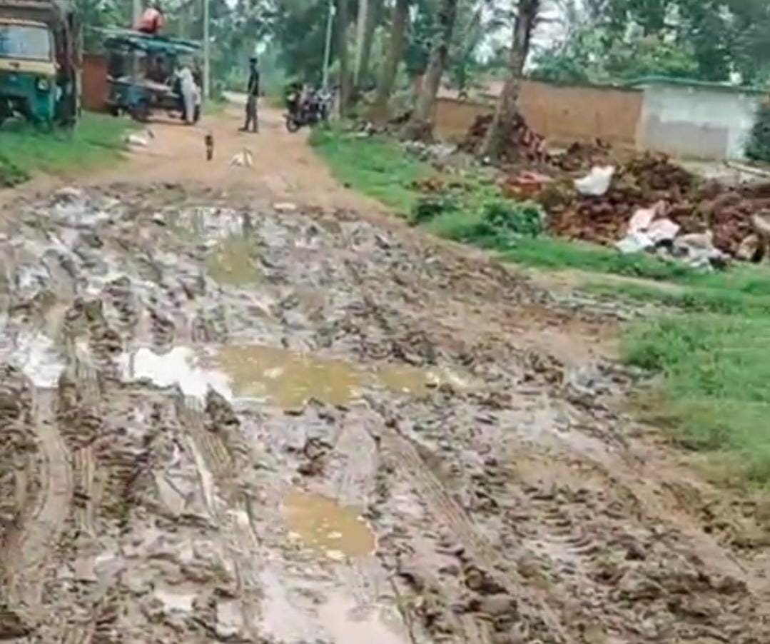 बंदाजोरी गांव की बदहाल सड़क बनी ग्रामीणों के लिए मुसीबत, बरसात में आवागमन हुआ दूभर