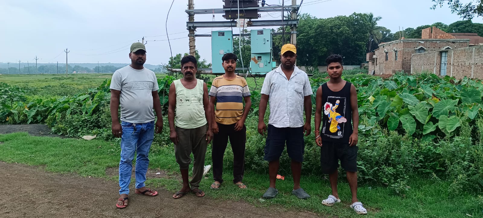 शिकारीपाड़ा के सरसडंगाल में दो ट्रांसफार्मर खराब, अंधेरे में कटे एक सप्ताह, दो दिनों में बदलने का मिला आश्वासन
