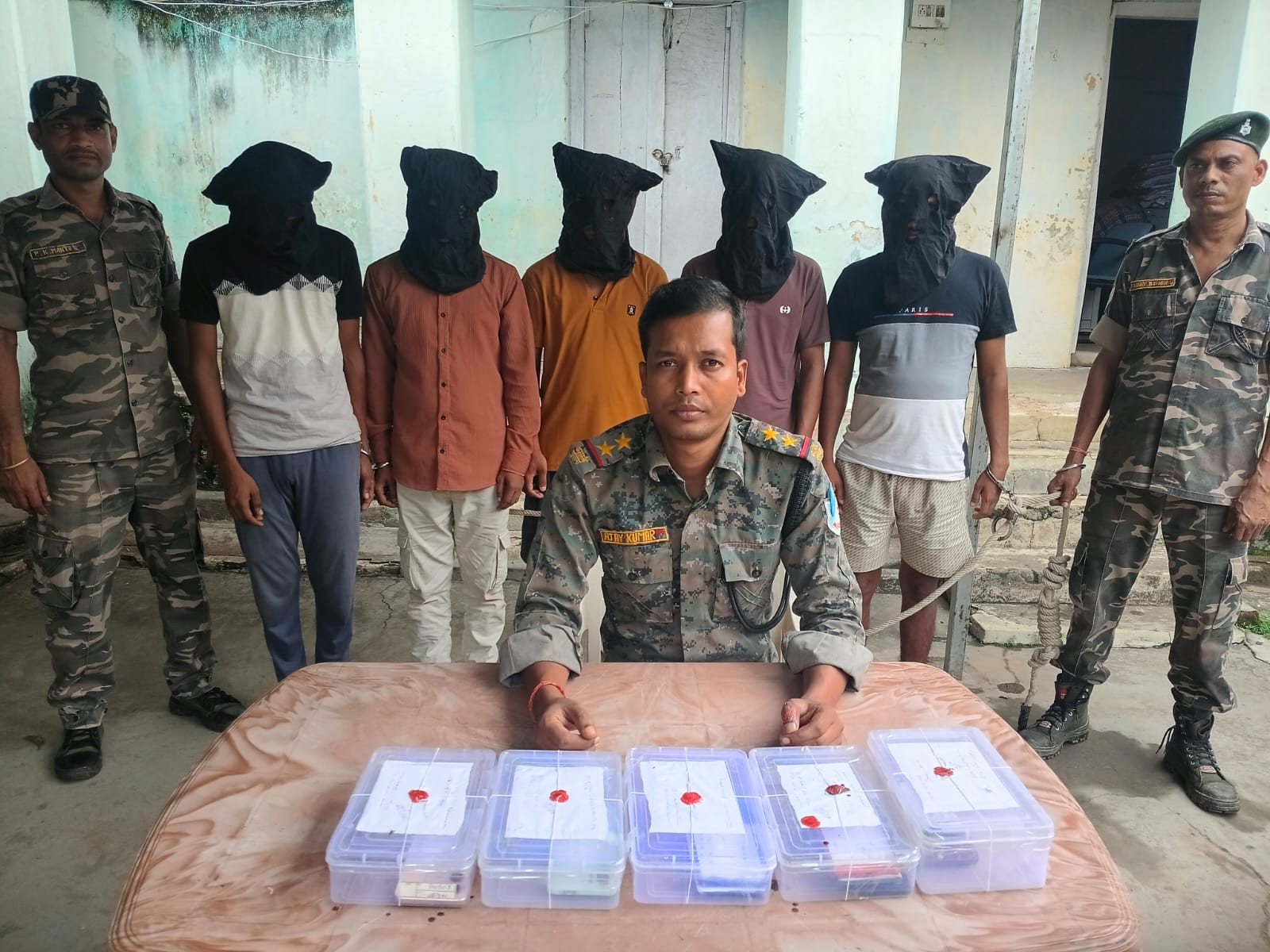 देवघर पुलिस की बड़ी कार्रवाई: 5 साइबर अपराधी गिरफ्तार, 8 मोबाइल और 8 सिम बरामद