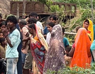घास काटकर अपनी घर आ रही महिला को अज्ञात वाहन ने मारी टक्कर इलाज के दोरान हुआ महिला की मौत