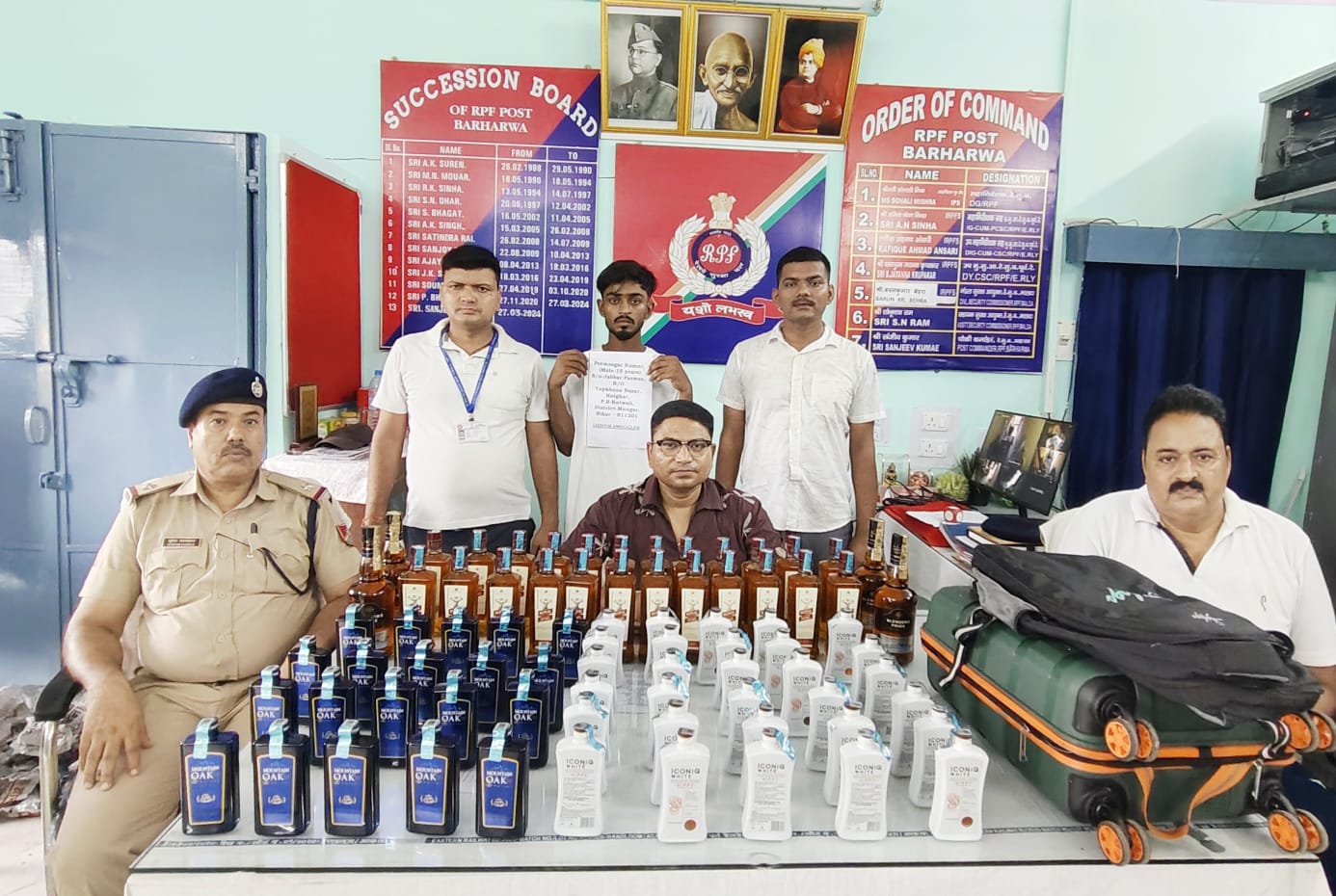 बरहरवा स्टेशन पर आरपीएफ की बड़ी कार्रवाई, उधना स्पेशल एक्सप्रेस से 78 बोतल विदेशी शराब जब्त