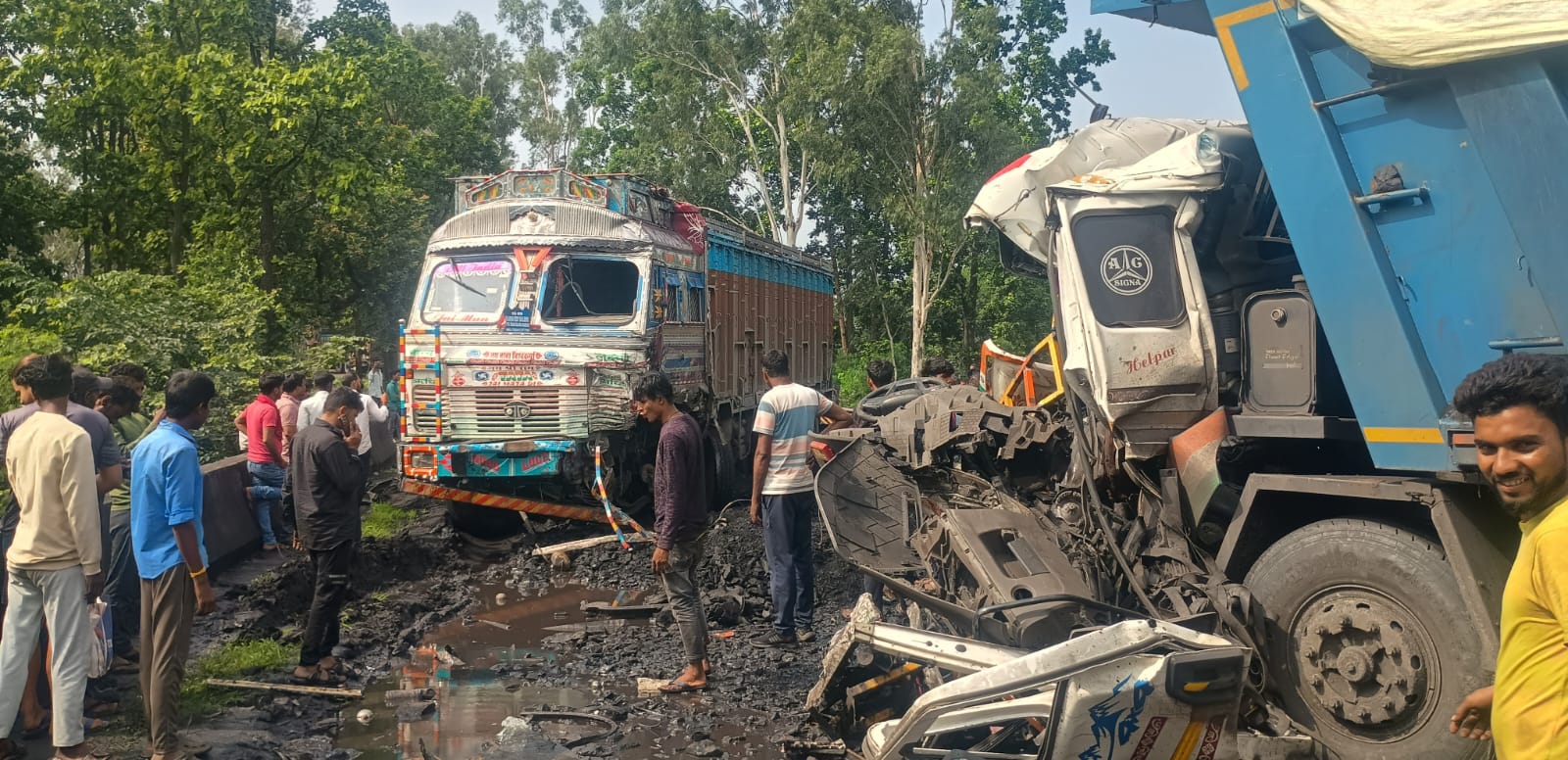 बनियों पुल के पास हाइवा और ट्रक की आमने सामने टक्कर, दोनों वाहन क्षतिग्रस्त