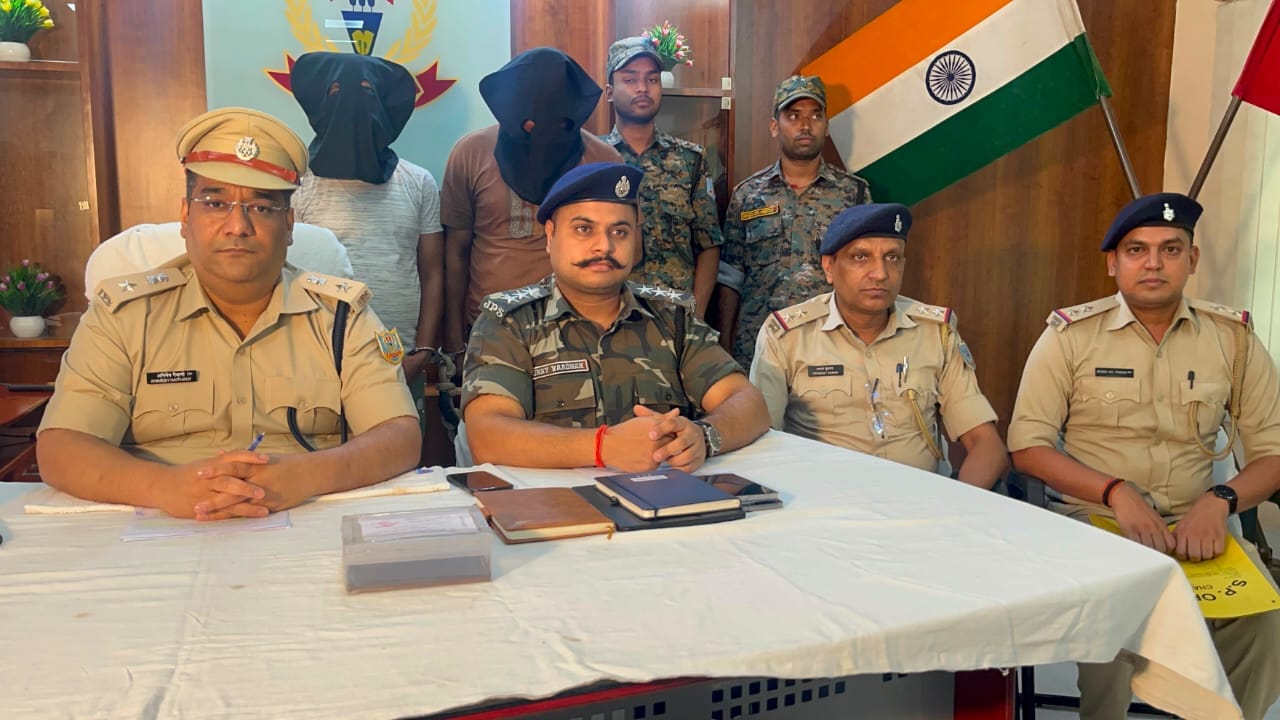चतरा पुलिस को मिली बड़ी सफलता: गैंगस्टर प्रिंस खान के दो गुर्गे बिहार से गिरफ्तार
