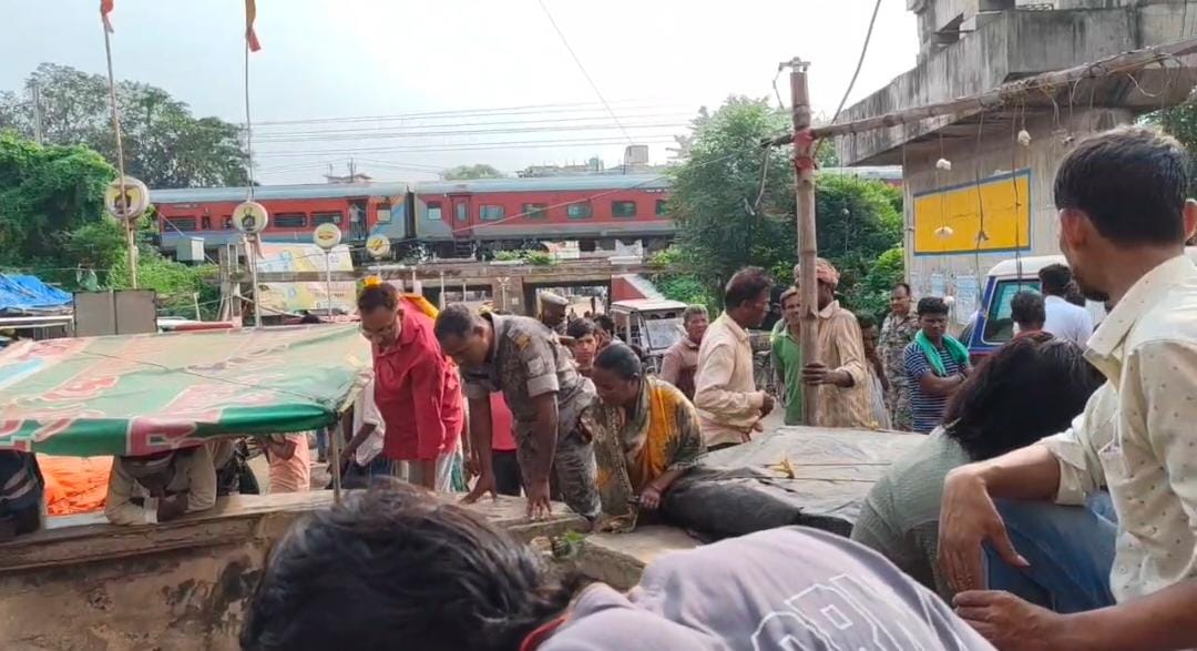 मधुपुर के वीर कुंवर सिंह चौक स्थित कुएं में गिरने से अज्ञात व्यक्ति की मौत, पहचान में जुटी पुलिस