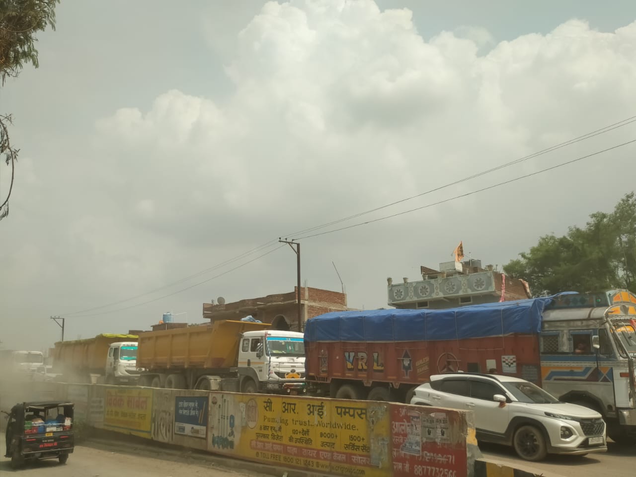 गलत डिजाइन का खामियाज़ा: हुसैनाबाद रेलवे ओवरब्रिज बना रोज़ाना जाम का ‘हॉटस्पॉट’, धरना-प्रदर्शन के बाद भी नहीं निकला समाधान