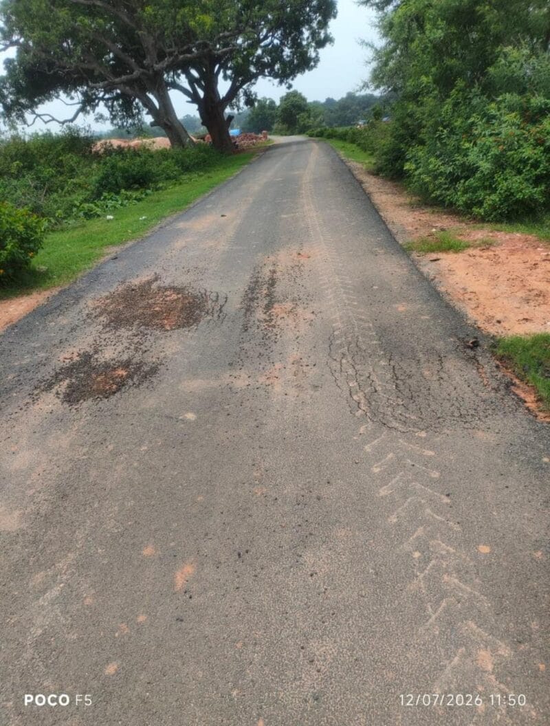 बुढ़मू में करोड़ों की लागत से बनी सड़क पहली ही बारिश में खण्डहर