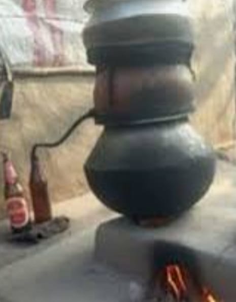 शराब कारोबारी की स्थानीय थाना में मजबूत पकड़ से अवैध महुआ शराब का निर्माण एवं बिक्री धड़ल्ले से जारी