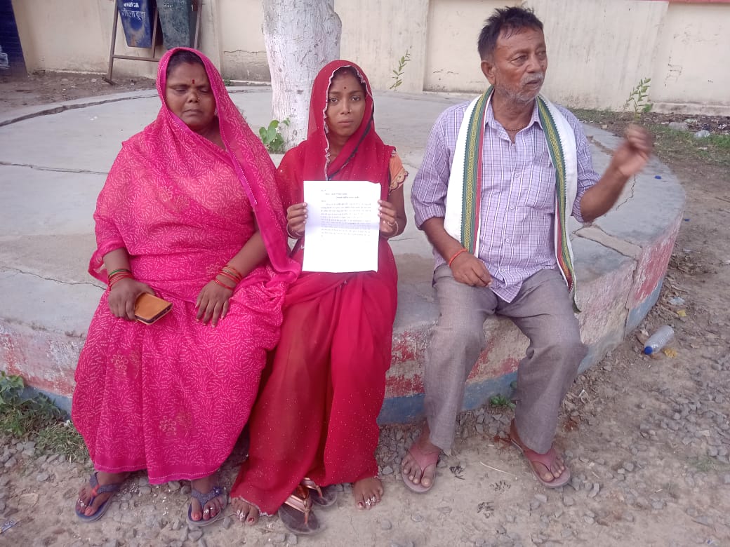 ससुरालियों के उत्पीड़न से तंग आकर माता-पिता संग कोतवाली पहुँची विवाहिता, पति व ससुराल पक्ष पर लगाए गंभीर आरोप