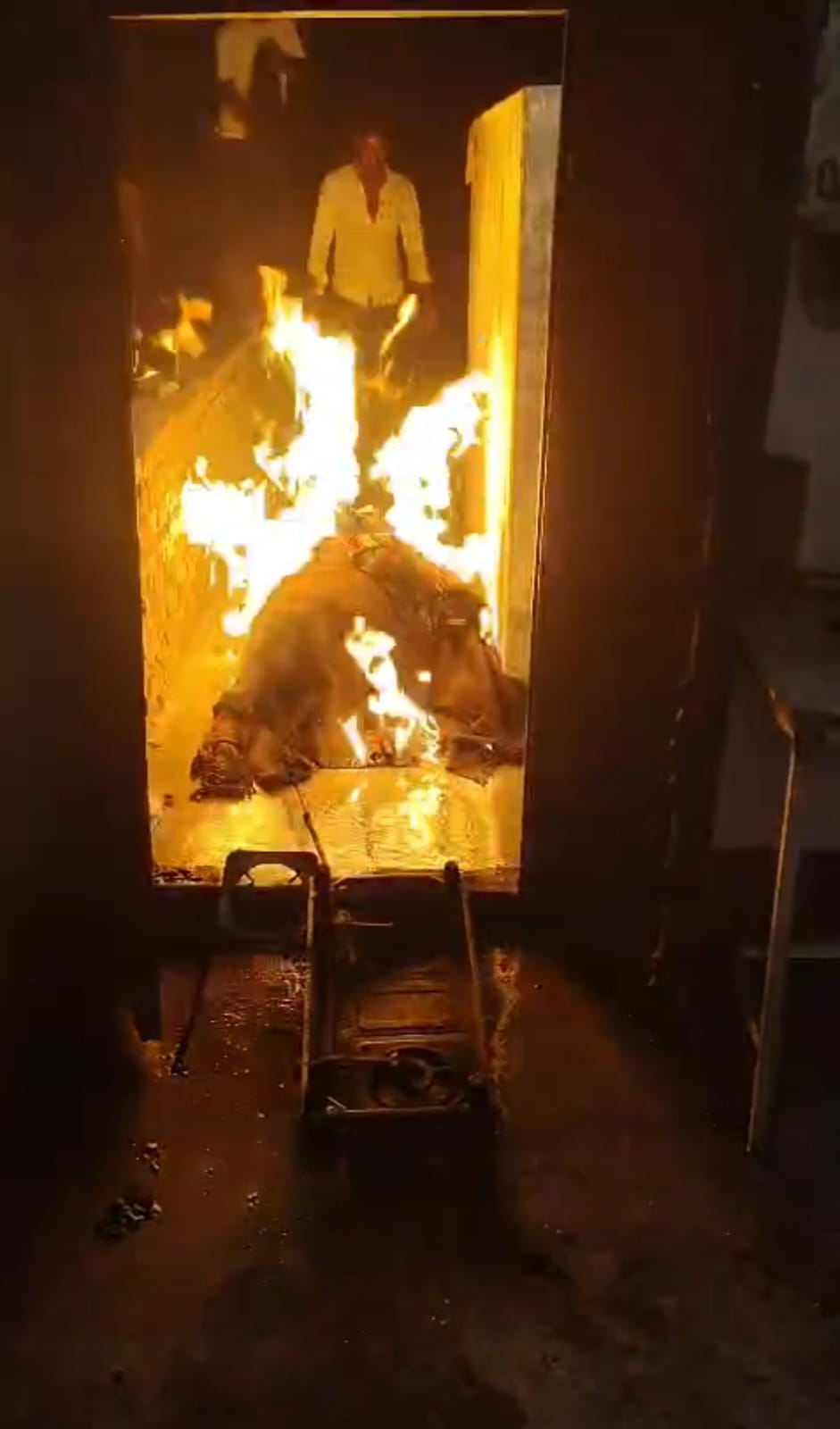 एलपीजी गैस सिलेंडर में लगी भीषण आग,ग्रामीणों की सूझबूझ से टला बड़ा हादसा