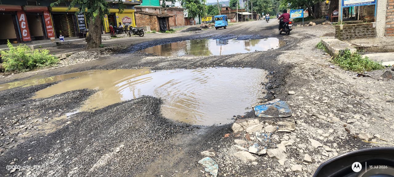 तलबड़िया के पास सड़क पर जलजमाव से आवागमन प्रभावित, राहगीरों और वाहन चालकों की बढ़ी परेशानी