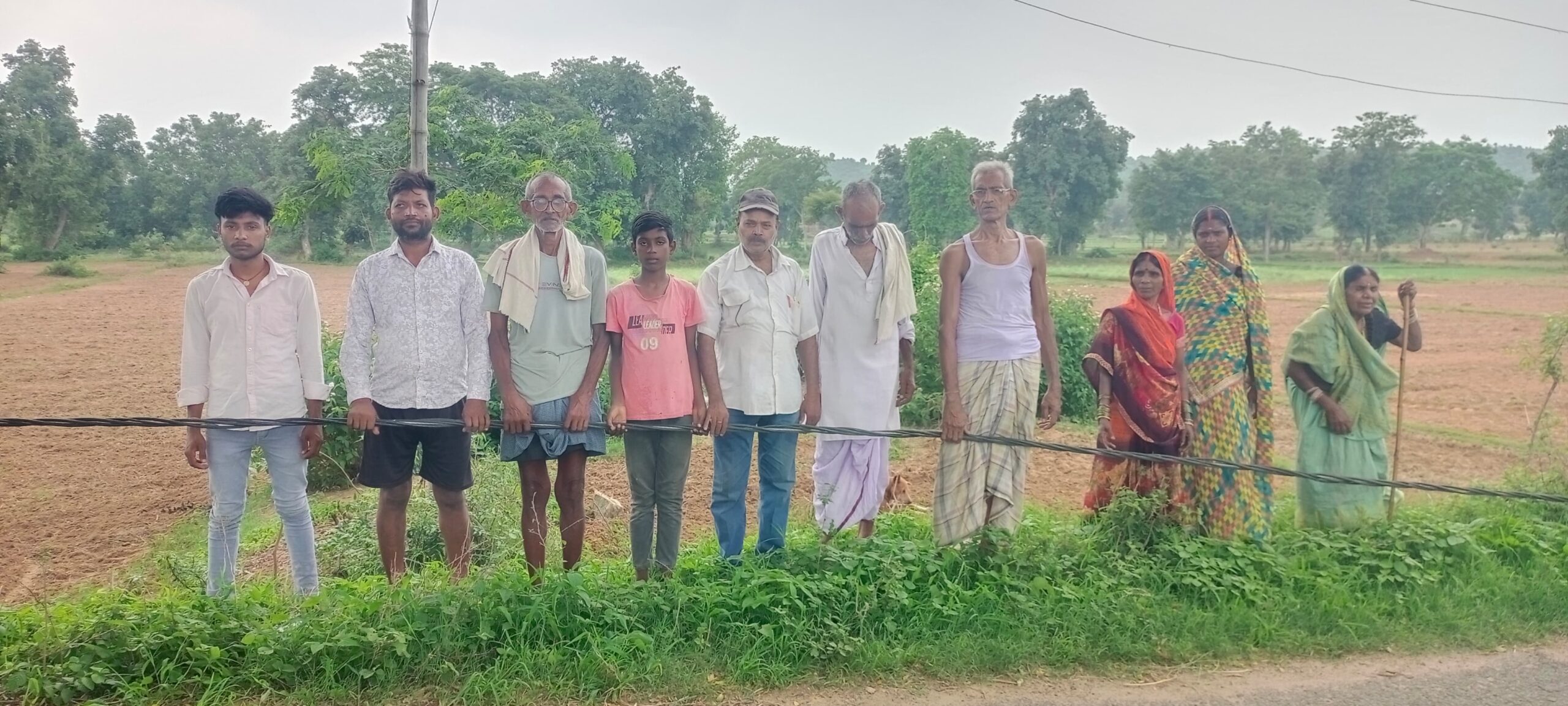 दो माह से सड़क पर लटका बिजली का तार, बड़ी दुर्घटना की आशंका