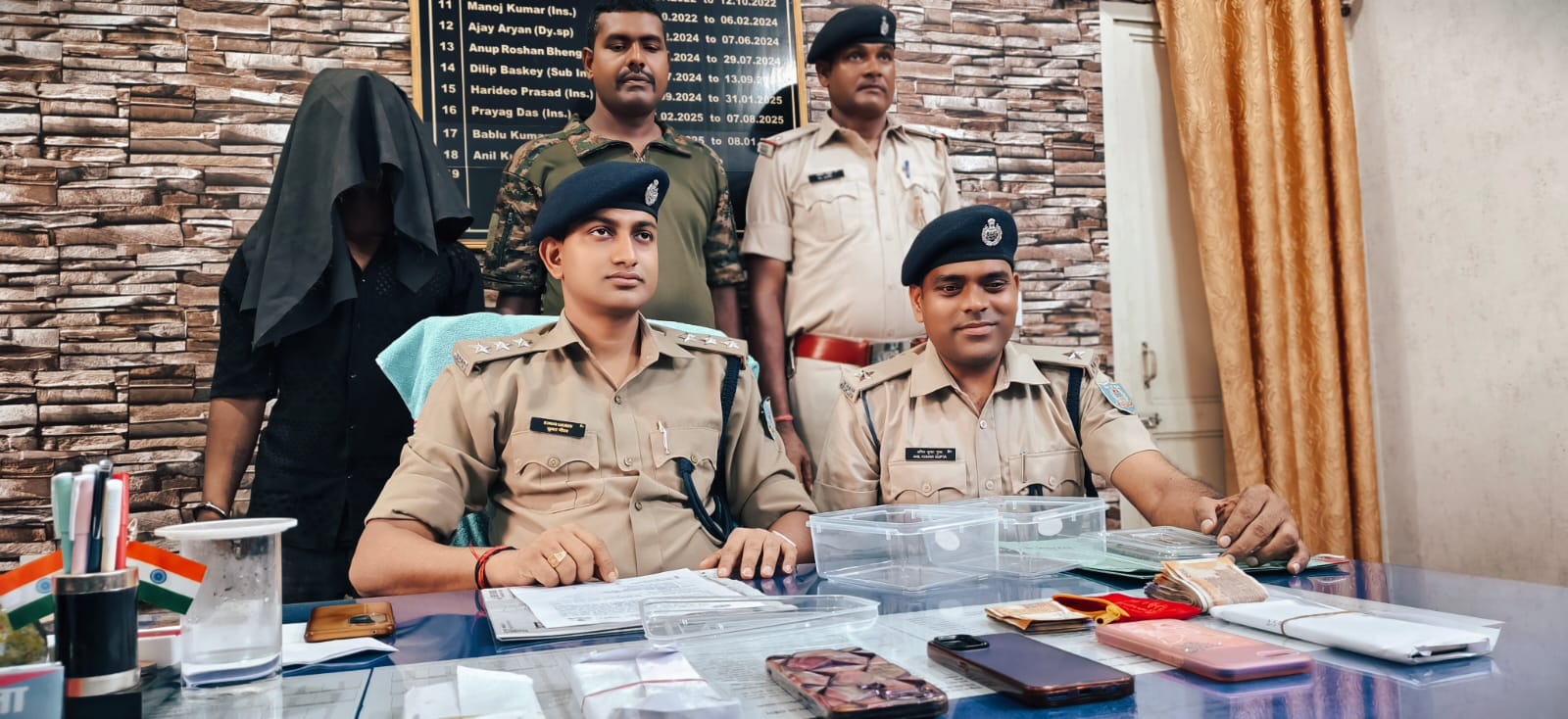 मेला में चोरी करने वाले अंतर्राज्यीय गिरोह के दो सदस्य गिरफ्तार, छह मोबाइल व नगद बरामद