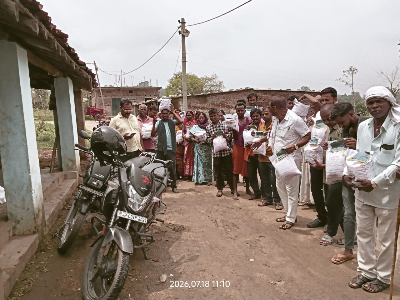रमकण्डा पंचायत में किसानों के बीच प्रमाणित मक्का बीज का वितरण, किसानों में खुशी