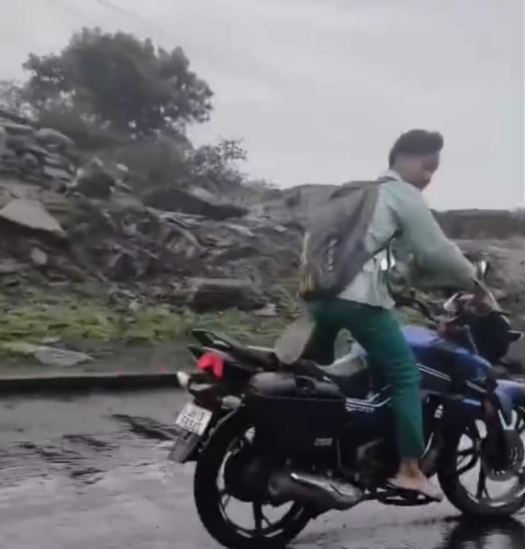 बालूमाथ विद्यालय परिसर में छात्र का खतरनाक बाईक स्टंट, वीडियो वायरल