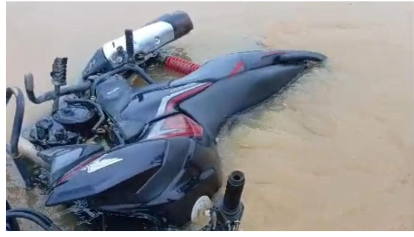 चतरा में नीलजन नदी से लावारिस हालत में मिली 125cc बाइक, जांच में जुटी हंटरगंज पुलिस