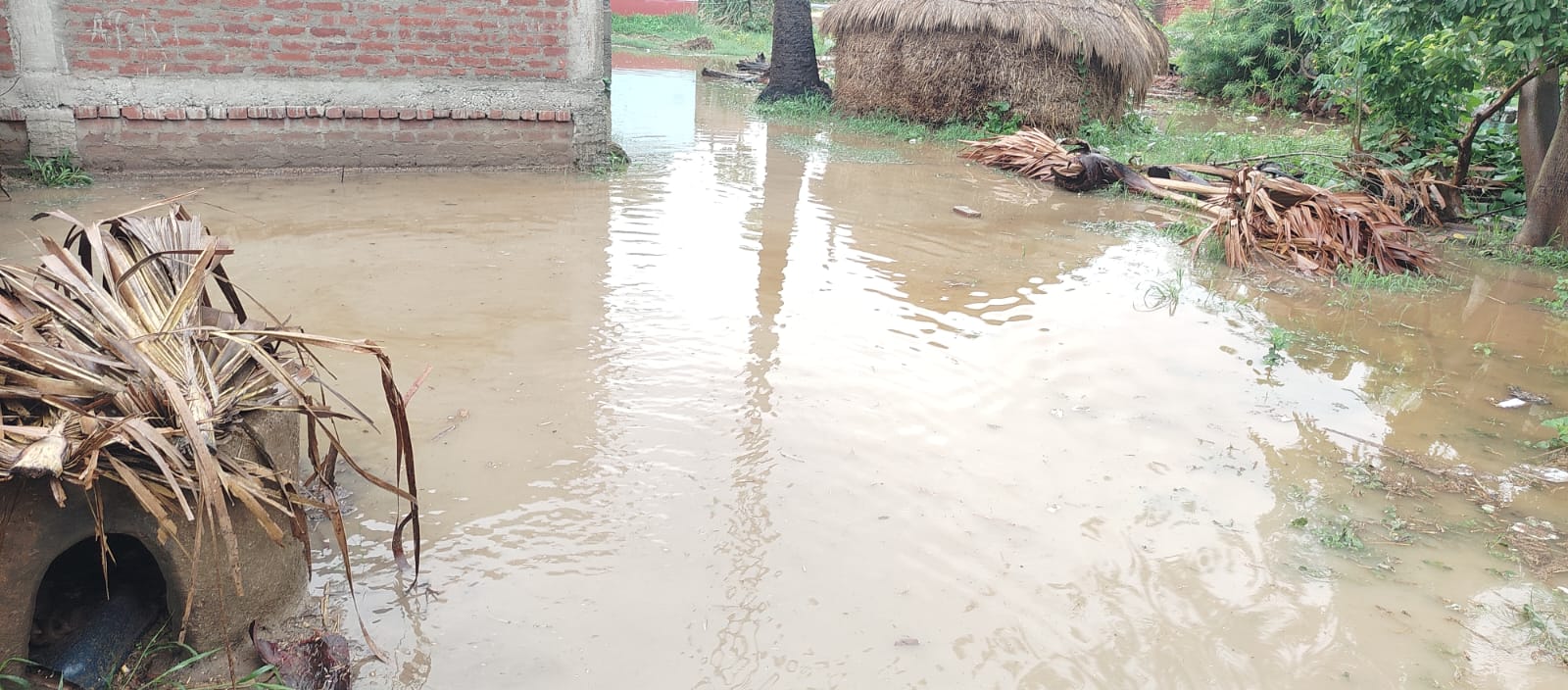 पहली बारिश में ही दलित परिवारों के घरों में घुसा पानी, नाली-गली नहीं होने से बढ़ी परेशानी