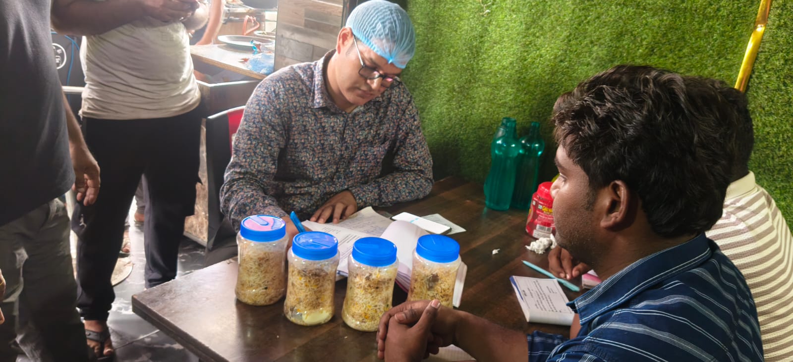 बिरयानी खाते ही अस्पताल पहुंचे 3 लोग: गिरिडीह में ‘झारखंड फास्ट फूड’ पर शिकंजा, दुकान सील और 10 हजार का जुर्माना