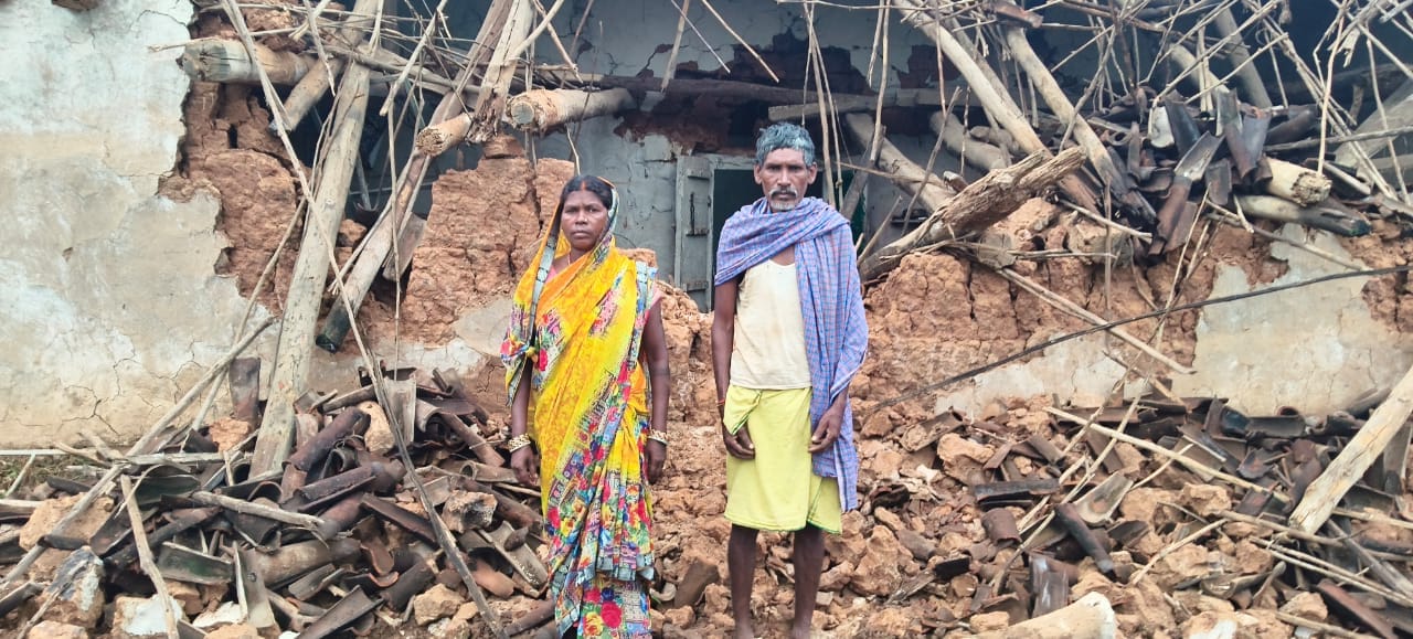 सरधावार गांव में जंगली हाथियों का उत्पात, घर क्षतिग्रस्त