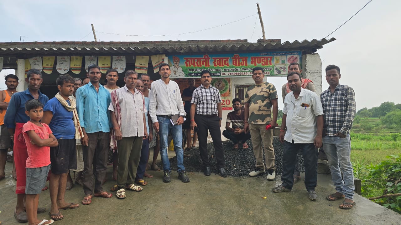 रूपरानी खाद बीज भंडार में बीडीओ की छापेमारी, कालाबाजारी व फर्जीवाड़े का खुलासा