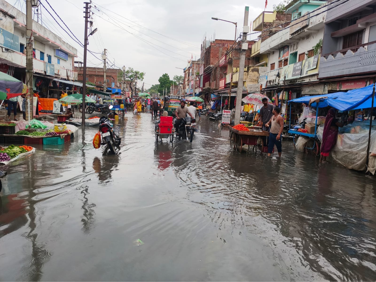 बारिश ने बहा दिए विकास के दावे, हुसैनाबाद की मुख्य सड़क बनी ‘छोटी नहर’, गंदे पानी में सब्जी बेचने को मजबूर विक्रेता