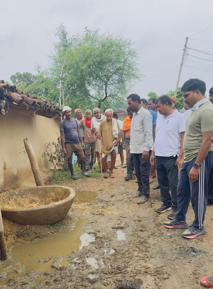 3 किमी पैदल चलकर गांव पहुंचे बीडीओ, स्वच्छता अभियान में हटवाए 40–50 मवेशियों के खूंटे; सावन में मंदिर निर्माण पर बनी सहमति