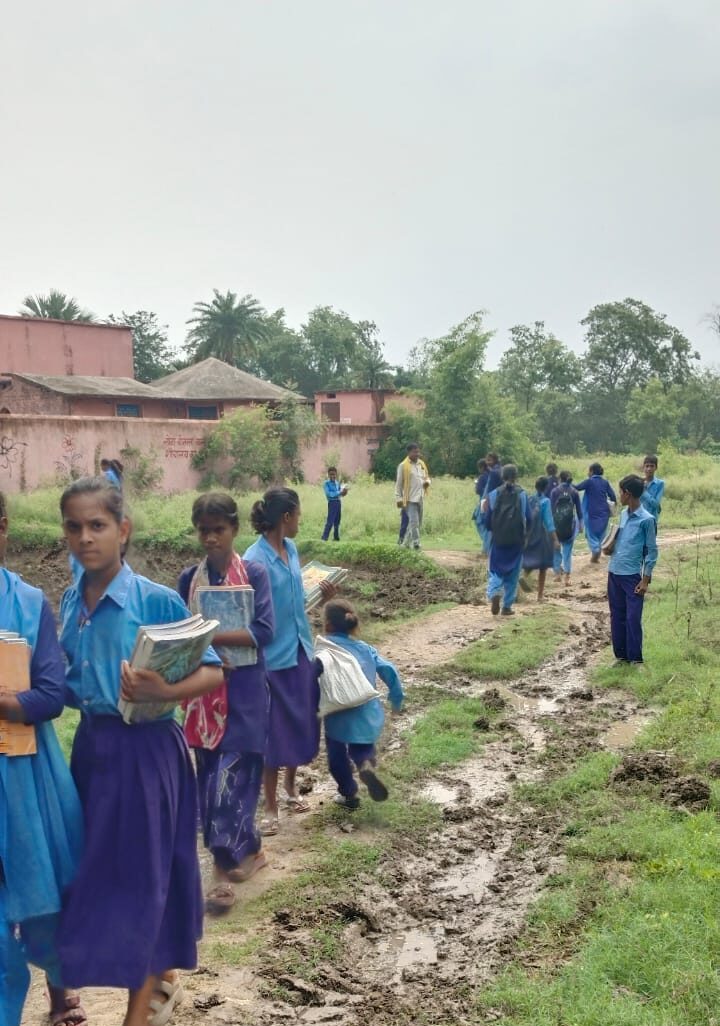 मेढ के सहारे स्कूल पहुंचते है छात्र और शिक्षक, रास्ता नहीं होने से बरसात के दिनो मे शिक्षण कार्य होती है प्रभावित