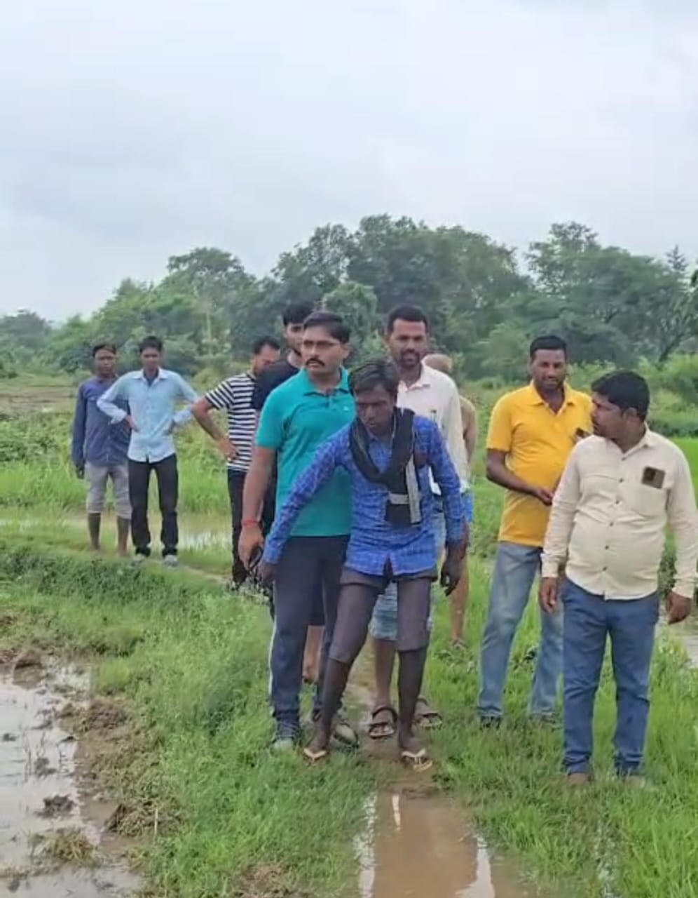 13 किमी पैदल चलकर महादलित टोले पहुँचे BDO, वर्षों से बंद रास्ता खुलवाया