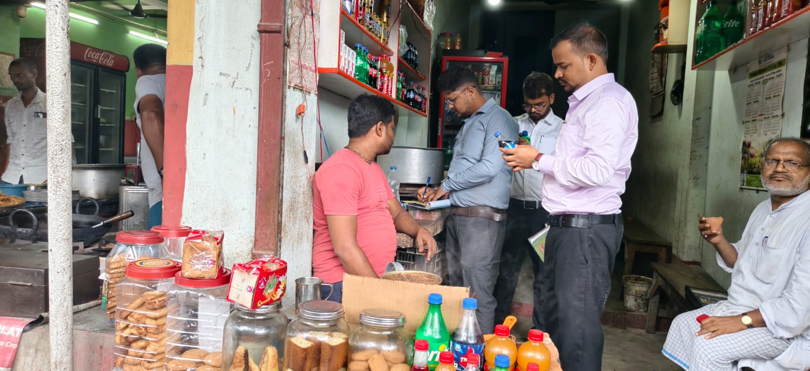 राजमहल में तंबाकू नियंत्रण अभियान: COTPA एक्ट उल्लंघन पर 8 दुकानदारों से ₹3,500 जुर्माना वसूला