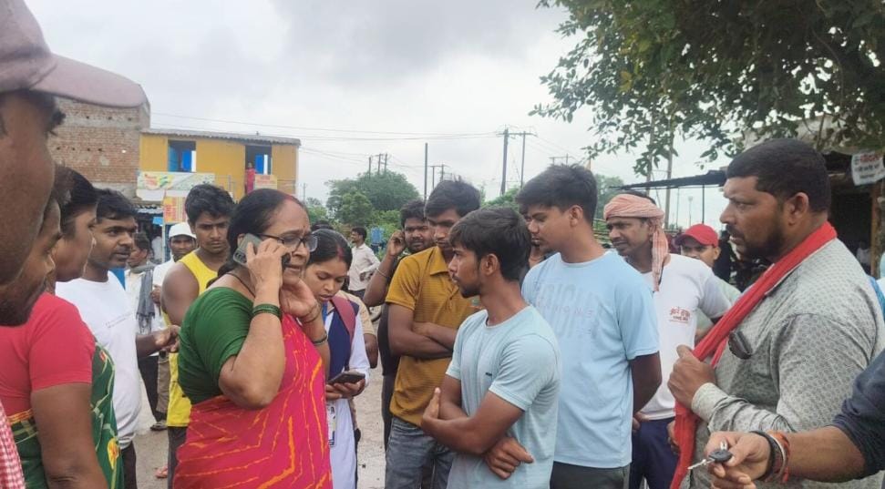 गिरिडीह-जमुआ मार्ग पर तेज रफ्तार ट्रैक्टर ने बाइक सवार छात्रों को रौंदा, गंभीर हालत में धनबाद रेफर