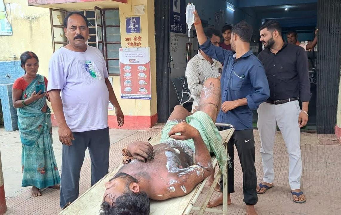 जमीन विवाद में खूनी संघर्ष, महिला समेत 8 घायल पेट्रोल छिड़ककर युवक को जलाने का आरोप रिम्स रेफर