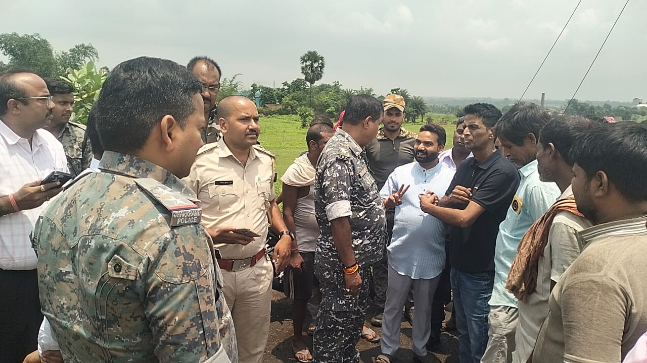 उसरी नदी से बालमुकुंद फैक्ट्री तक पाइपलाइन बिछाने का ग्रामीणों और नेताओं ने किया विरोध