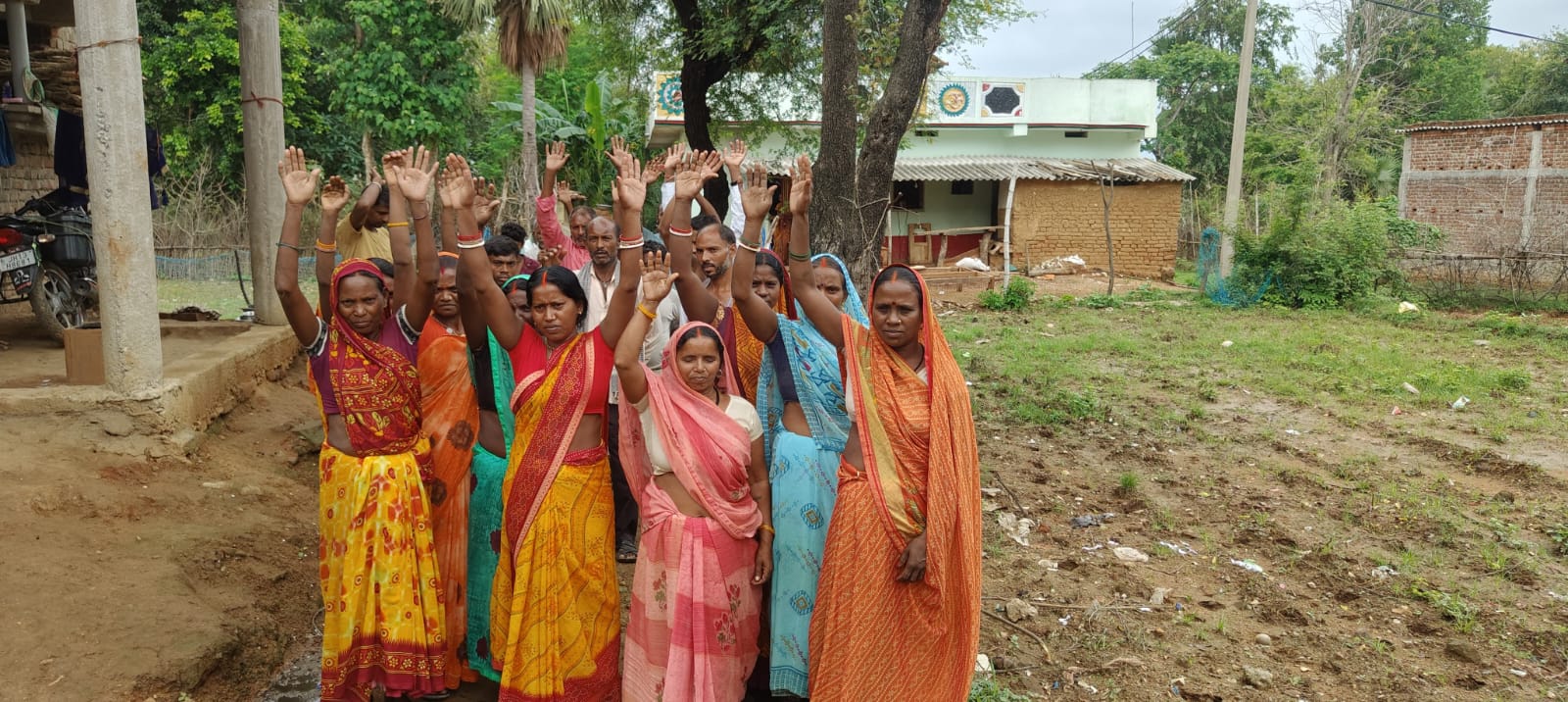 पीसीसी सड़क निर्माण में बाधा पर बढ़ा विवाद, ग्रामीणों ने डीसी से लगाई न्याय की गुहार