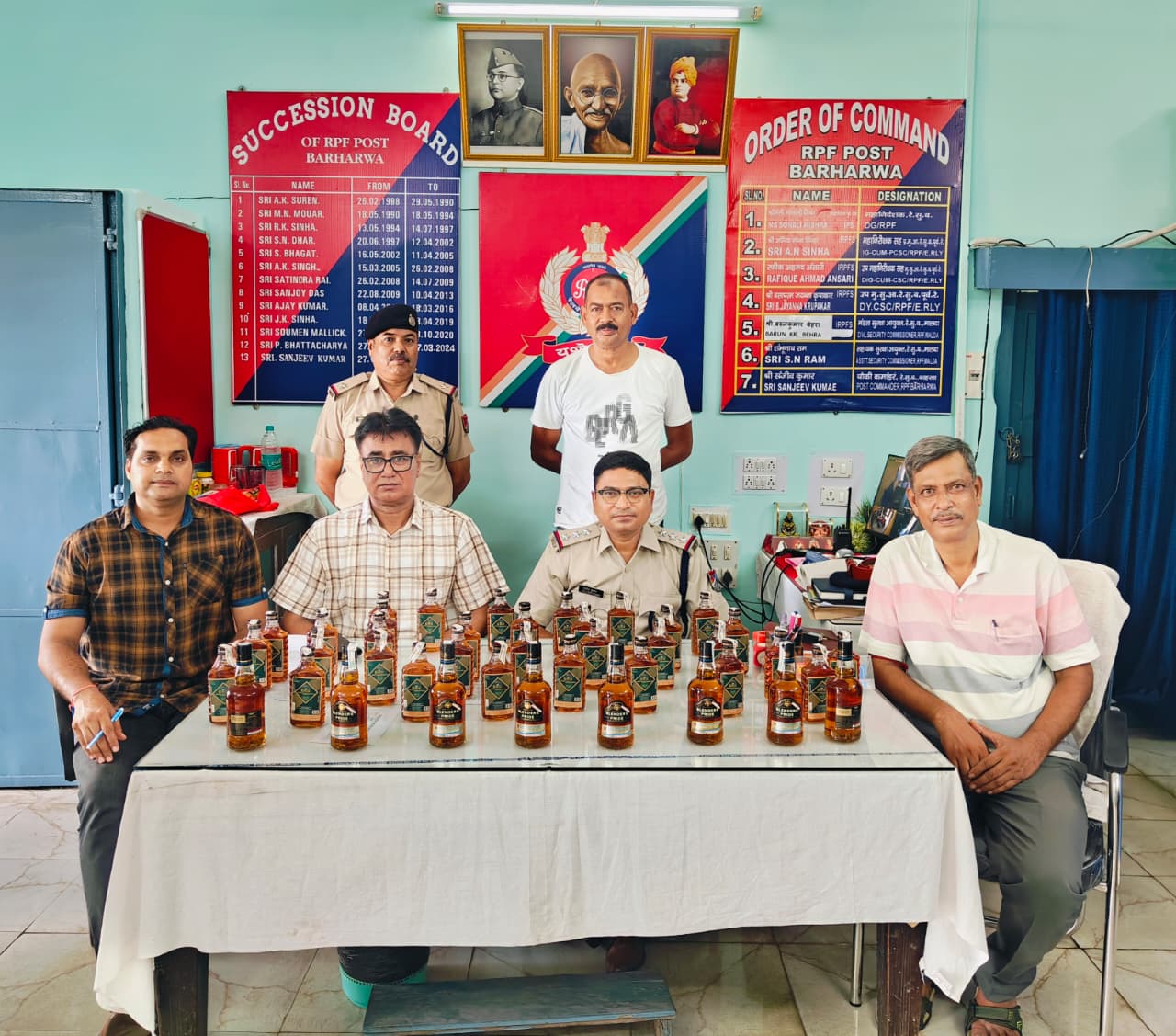 बड़हरवा–साहिबगंज पैसेंजर ट्रेन के शौचालय से 41 बोतल अवैध शराब बरामद, आरपीएफ की संयुक्त कार्रवाई