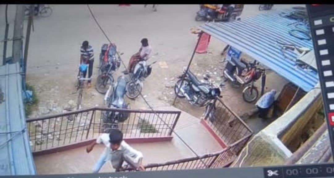 गुरुआ बाजार में सैलून के बाहर से 49 हजार रुपये से भरा थैला चोरी, पुलिस जांच में जुटी