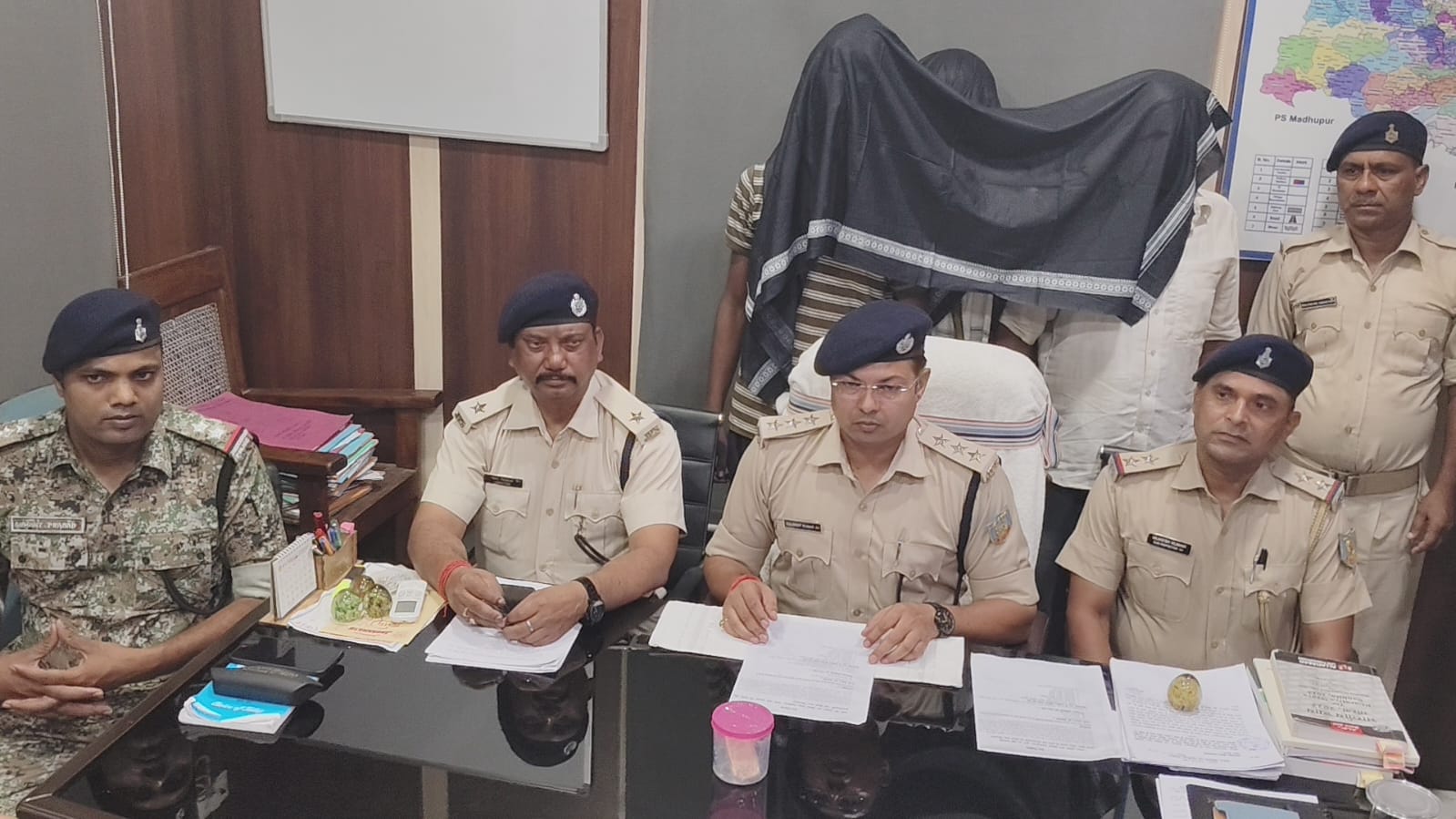 देवघर नगर थाना पुलिस ने चोरी का किया खुलासा, चोरी के गहनों के साथ तीन गिरफ्तार
