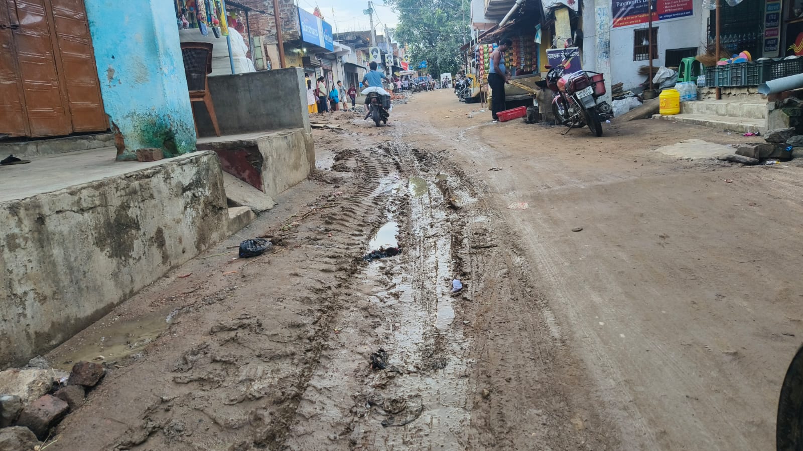 पाइपलाइन बिछाने के लिए किया गया गड्ढा कीचड़ में तब्दील, राहगीर परेशान