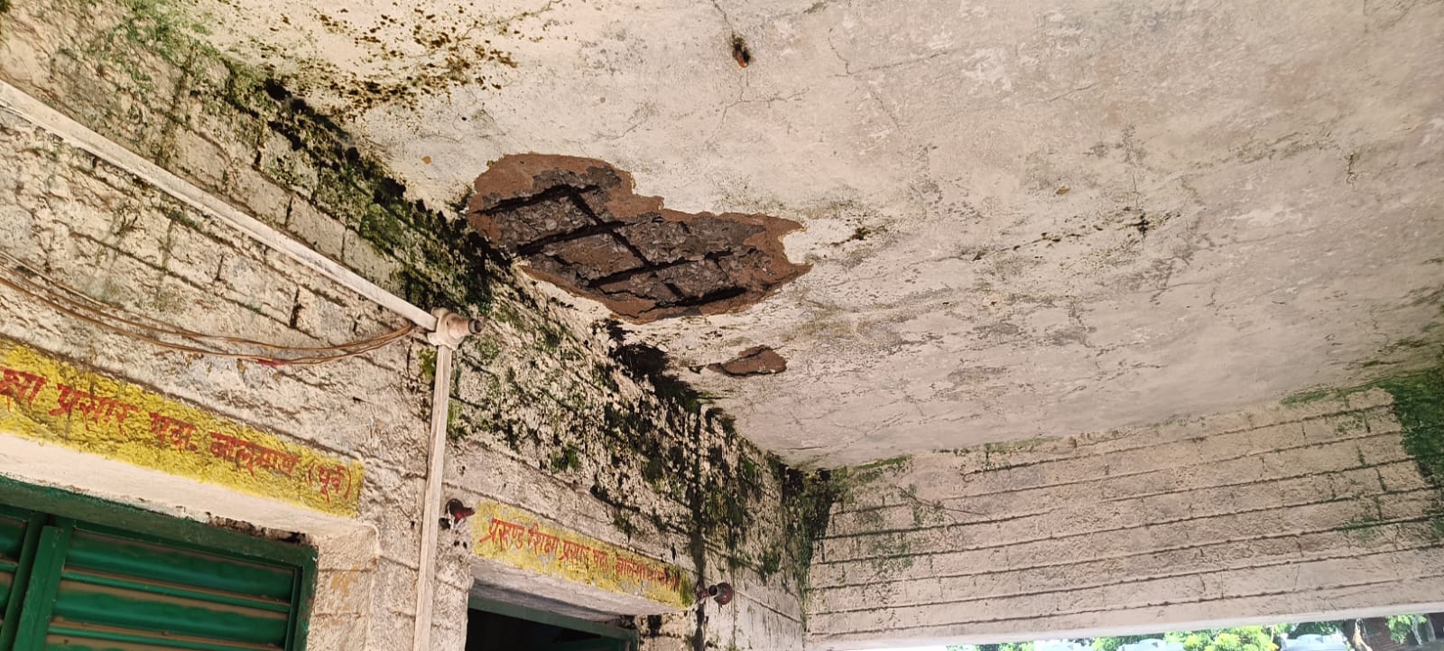 बालूमाथ बीआरसी भवन हुआ जर्जर, छत का हिस्सा गिरने से बीआरपी बाल-बाल बचे