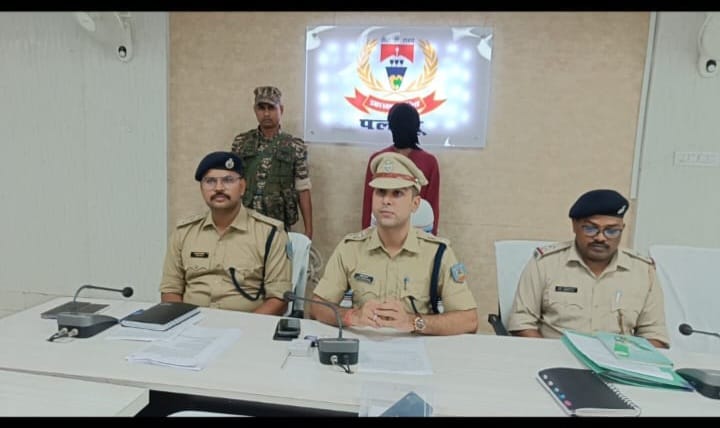 पलामू में युवक की अपहरण के बाद हत्या: मुख्य आरोपी बेंगलुरु से गिरफ्तार, वारदात में शामिल अन्य की तलाश जारी